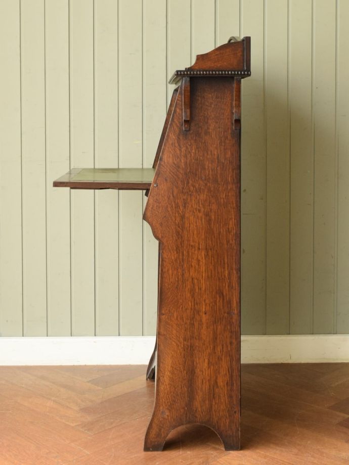 英国アンティークのライティングビューロー、本棚付きのおしゃれな