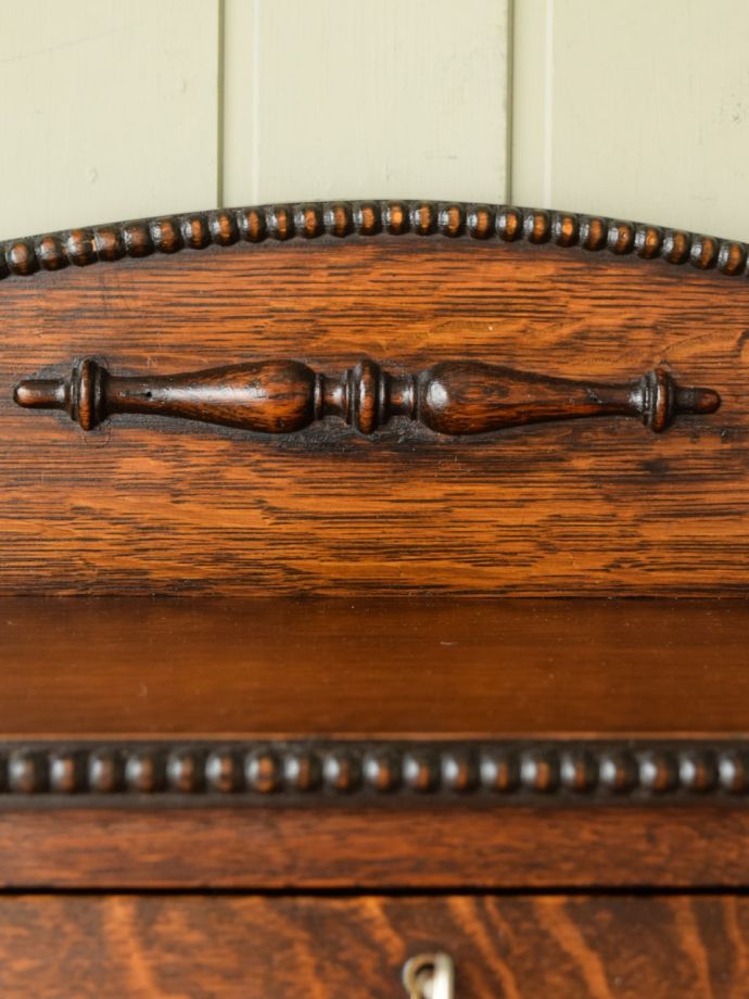 英国アンティーク家具らしい彫