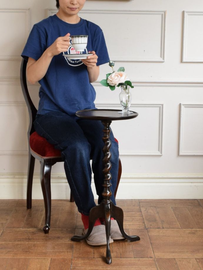 アンティークのワインテーブル