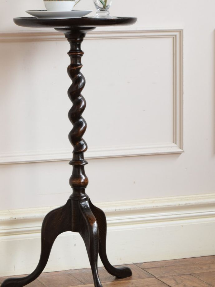 英国スタイルのアンティークテーブル