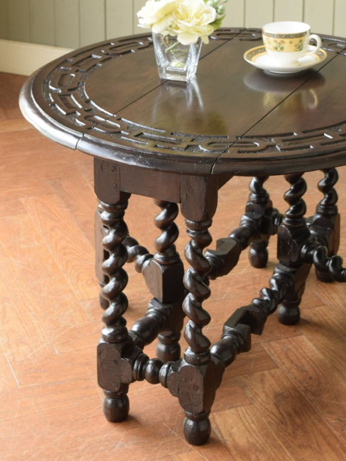 伸長式のおしゃれなアンティークテーブル