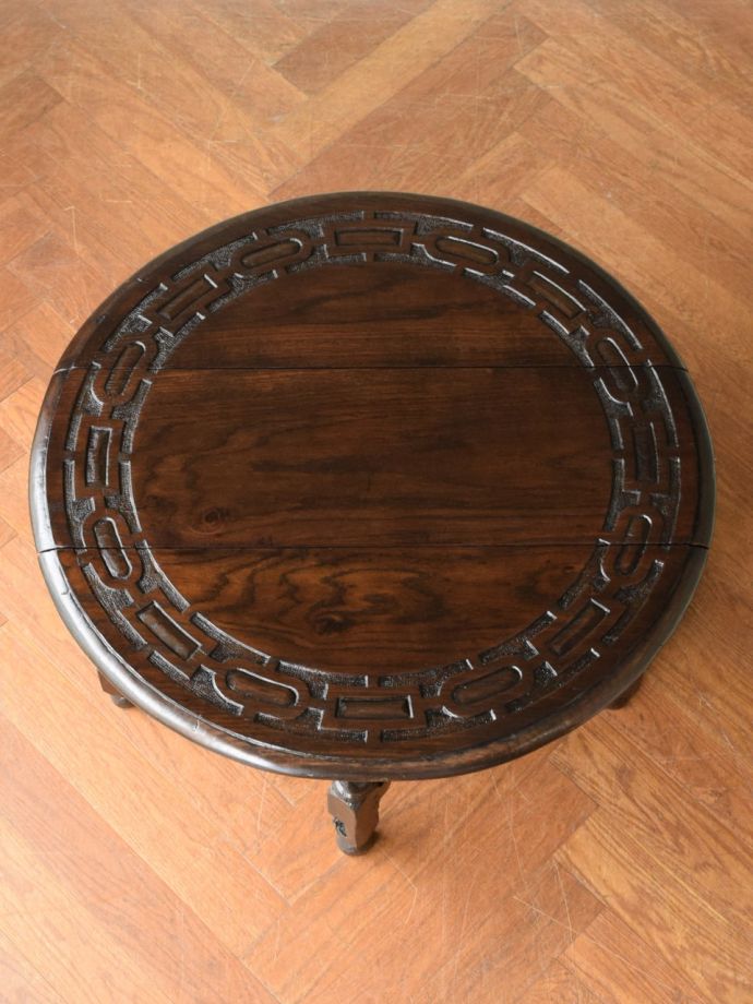 天板を広げた折り畳みテーブル