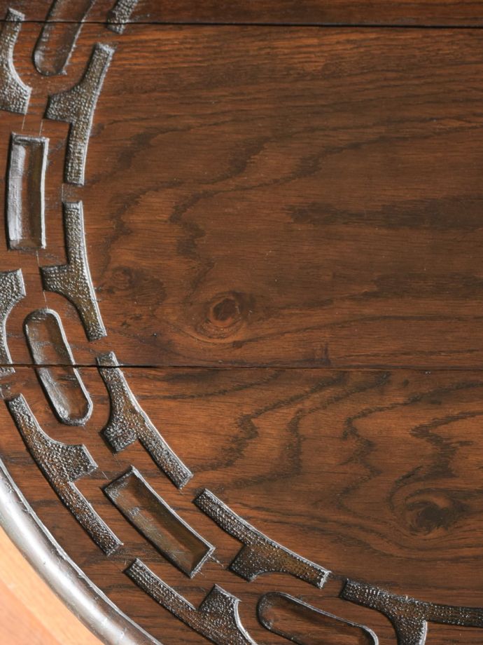 アンティークテーブルらしい木目