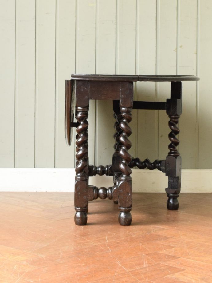 片足を開いた折り畳みテーブル