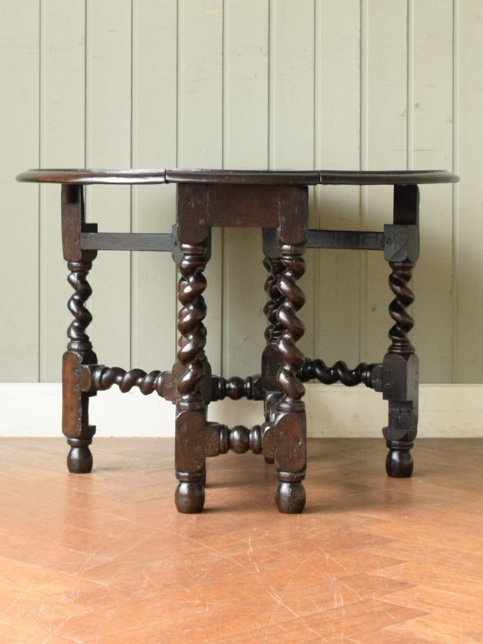 両足を広げた折り畳み式テーブル