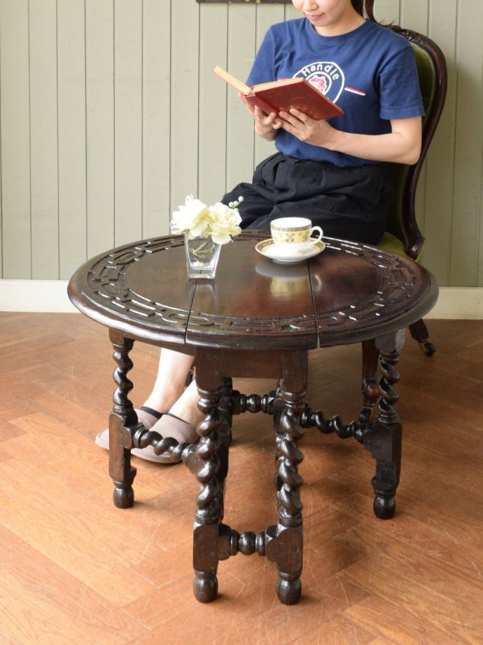 アンティークの折り畳み式テーブル