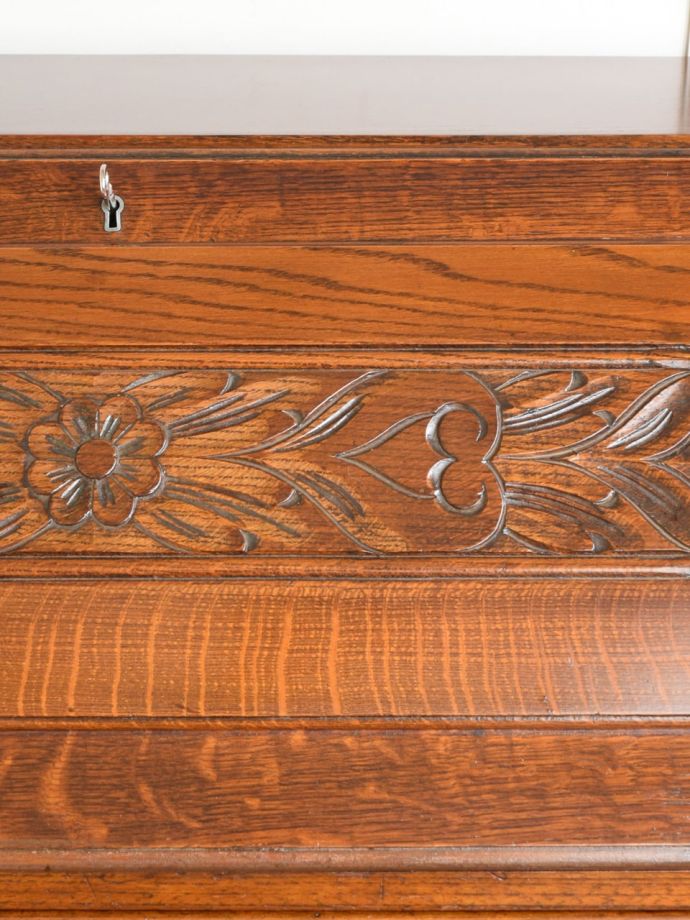 英国アンティーク家具らしい装飾