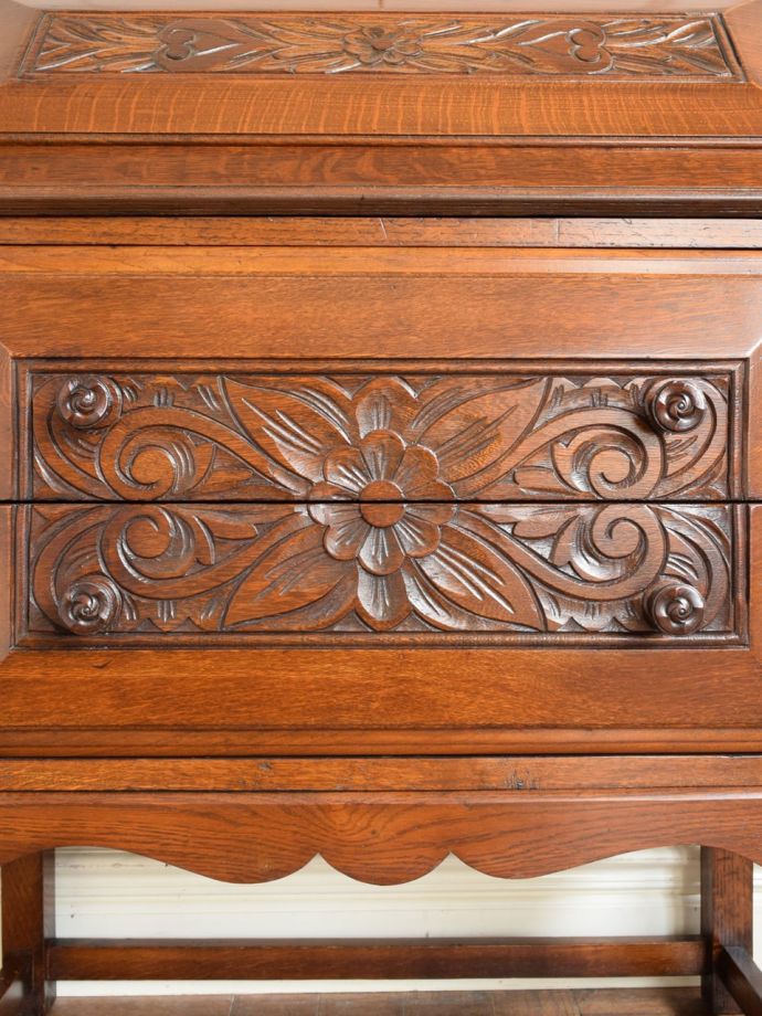 ビューローの華やかな装飾