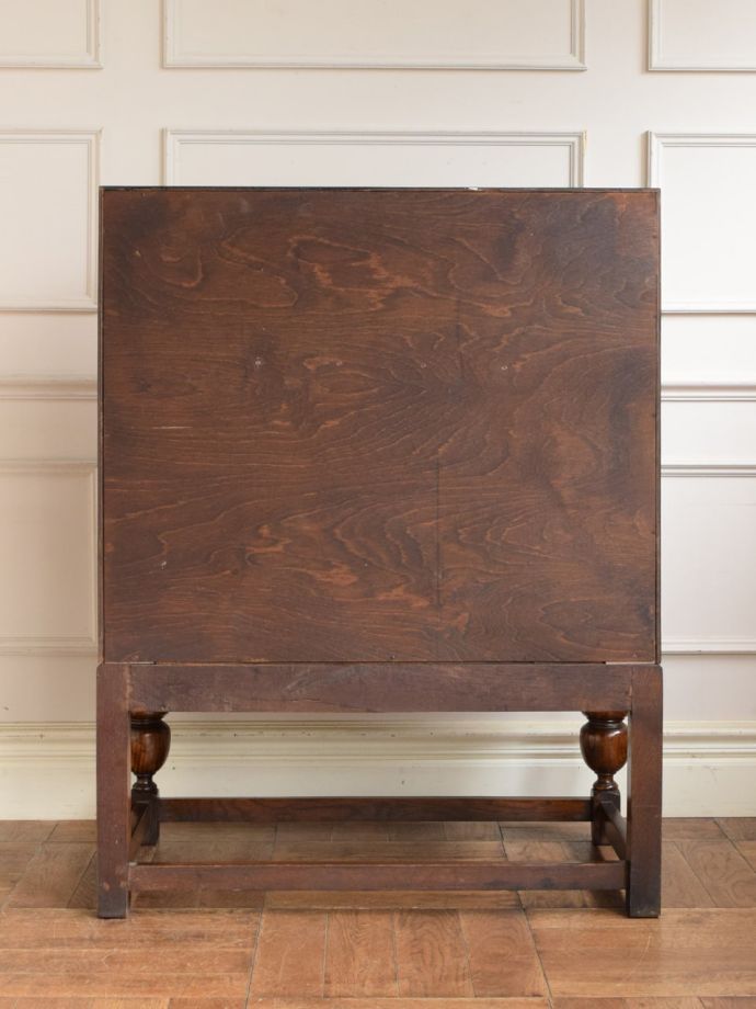 ライティングビューローの後ろ姿