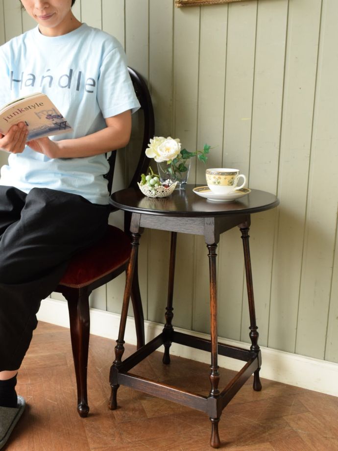 アンティークのオケージョナルテーブル