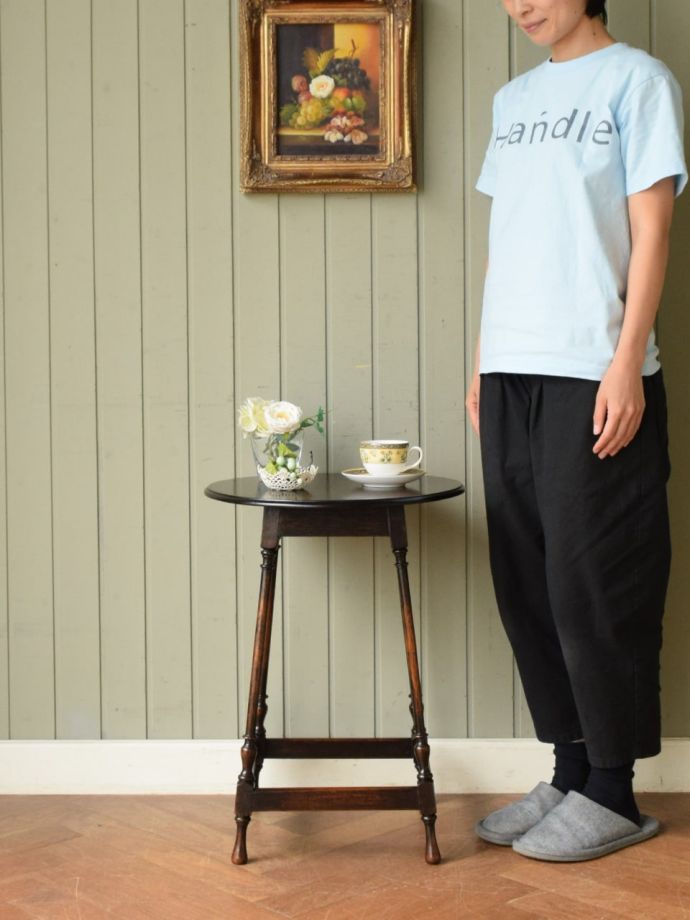 アンティークのオケージョナルテーブル