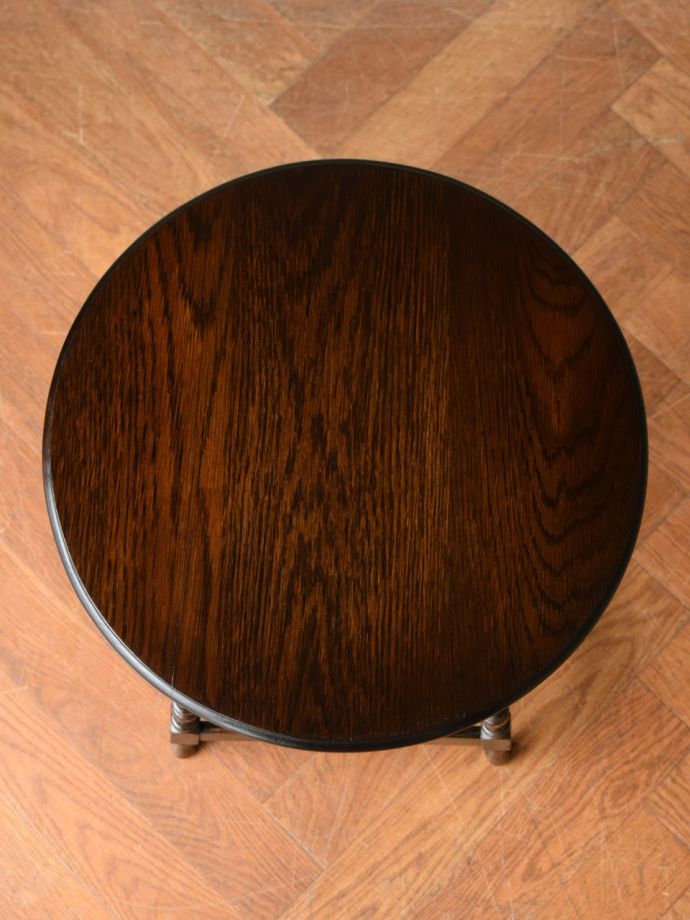 アンティークのサイドテーブルの天板