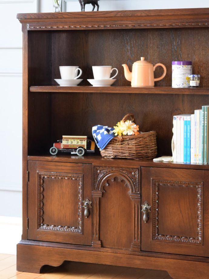 アンティーク家具らしい美しい木目