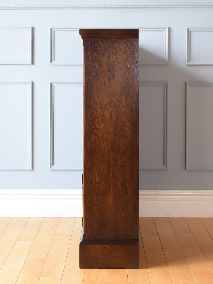 アンティークキャビネットの側面