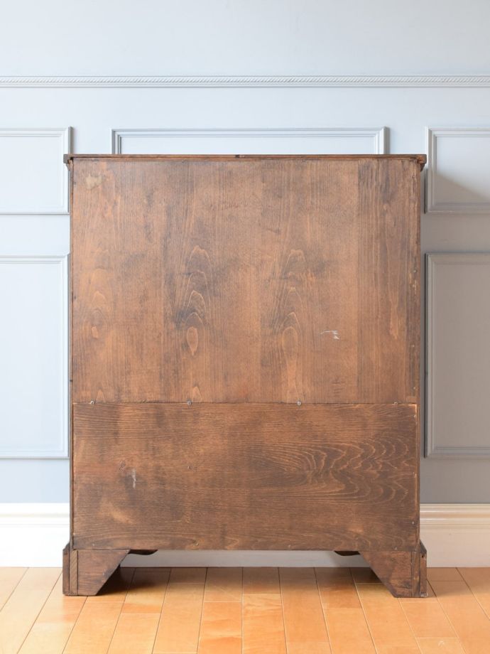 キャビネットの後ろ姿