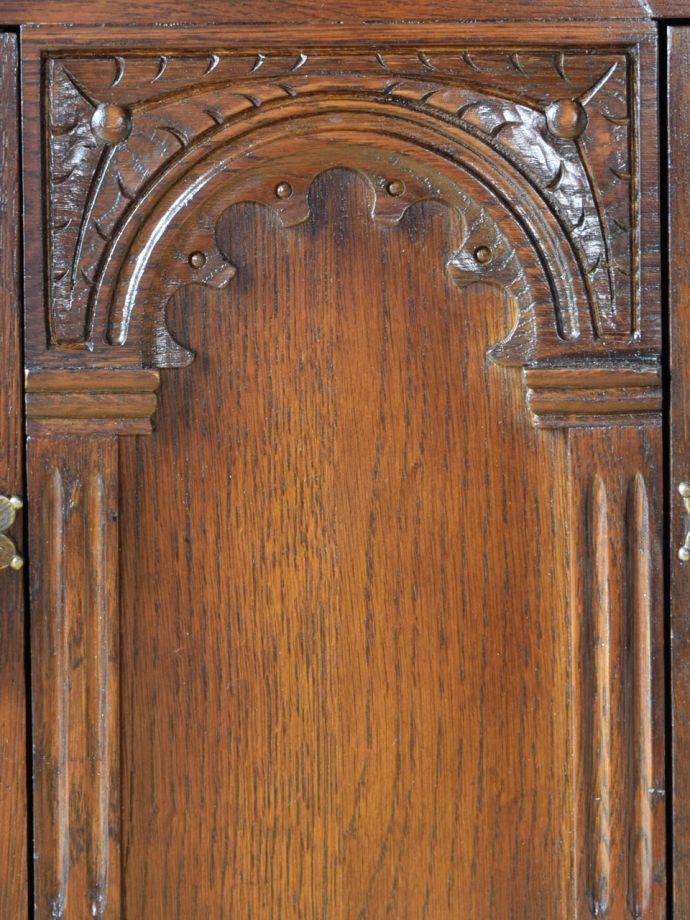 英国アンティーク家具らしい装飾