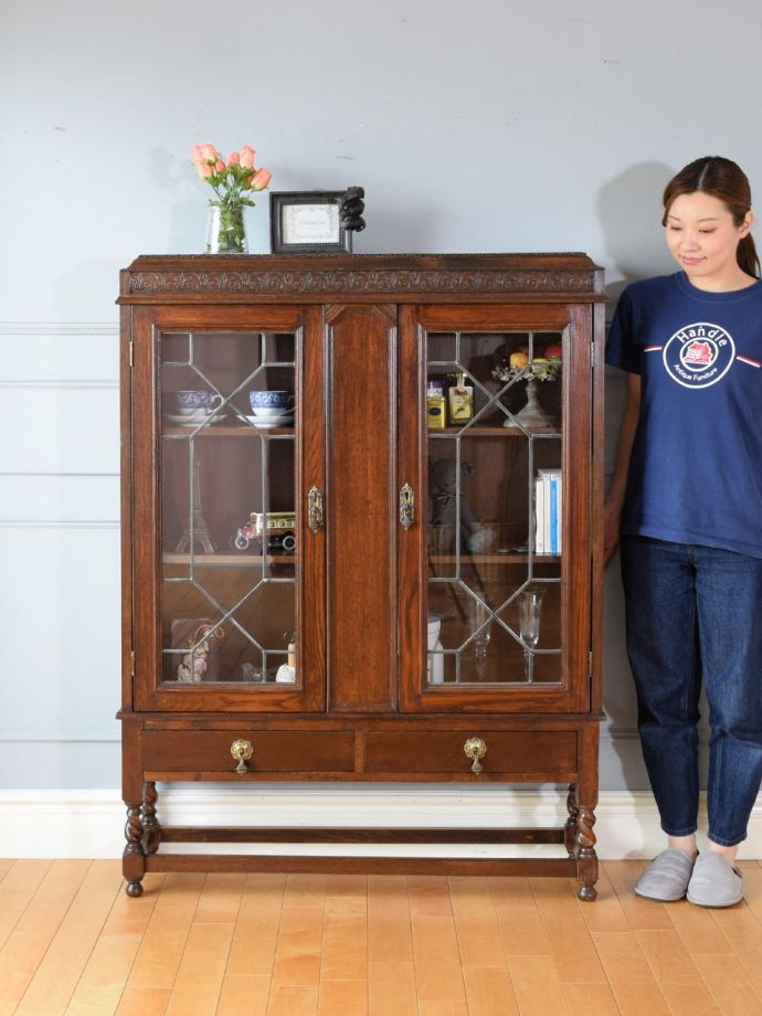 英国アンティークのキャビネット