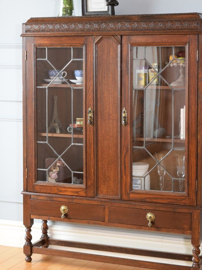 ステンドグラスの扉が美しいキャビネット