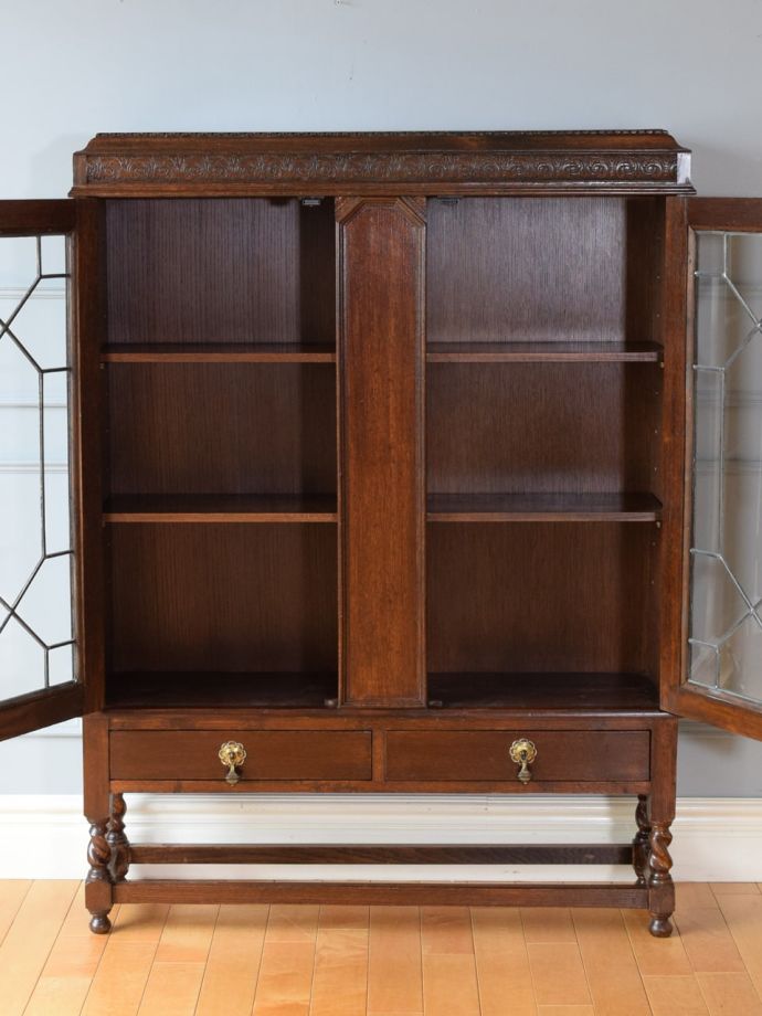 キャビネットの扉の中