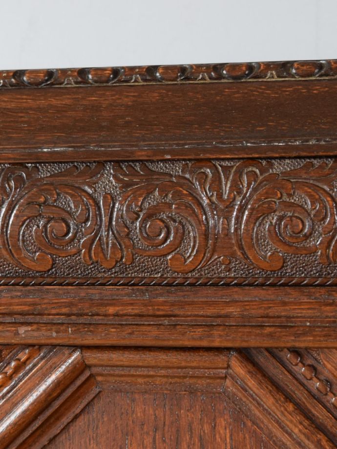 キャビネットの華やかな装飾