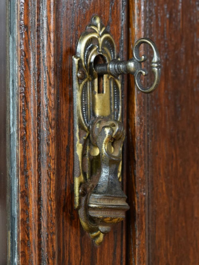 アンティーク家具の取っ手と鍵