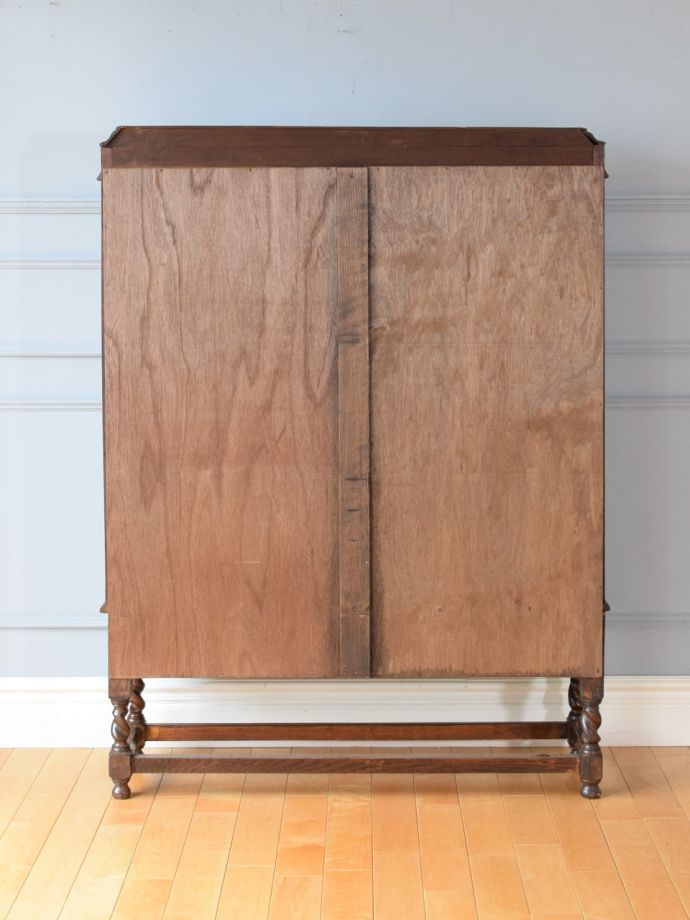 キャビネットの後ろ姿