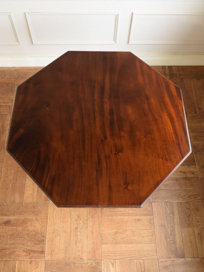 高級感のある英国アンティークのテーブル、美しいマホガニー材のサイド