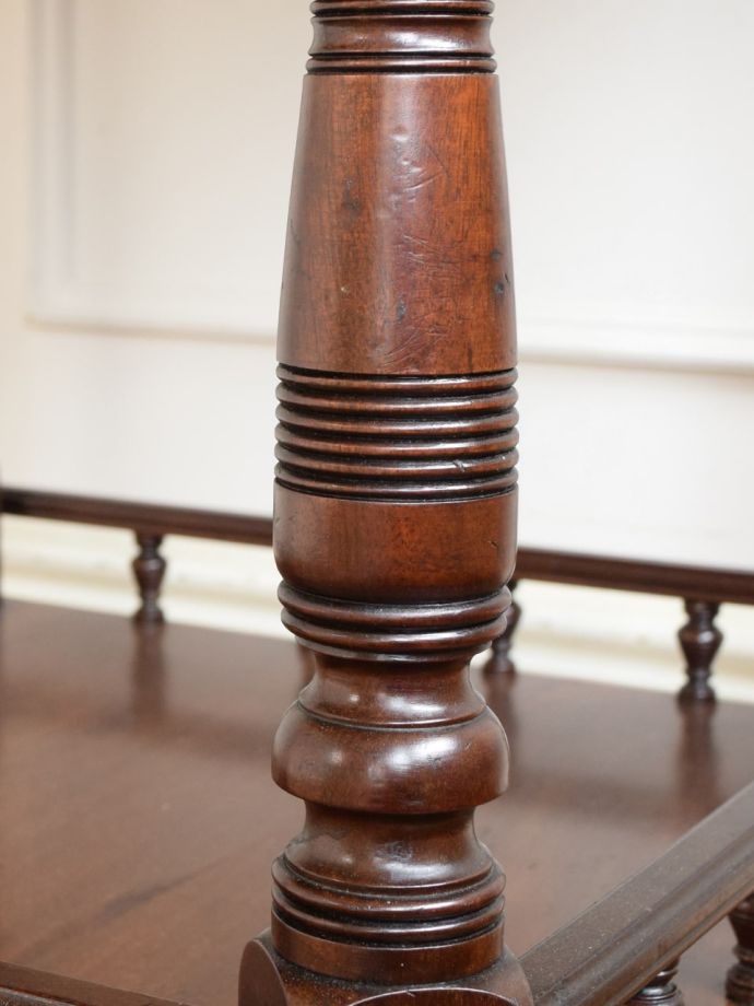 高級感のある英国アンティークのテーブル、美しいマホガニー材のサイド