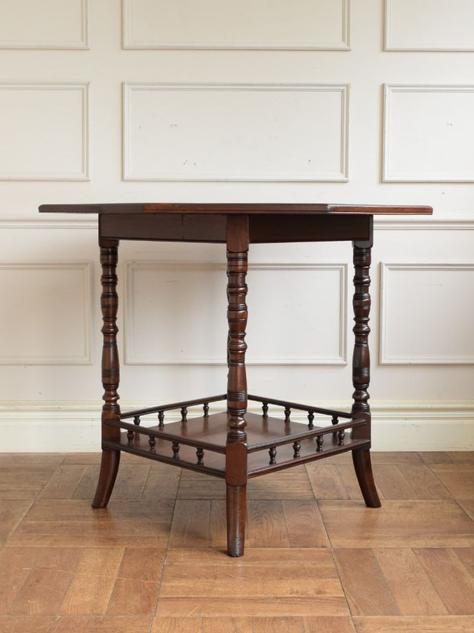 高級感のある英国アンティークのテーブル、美しいマホガニー材のサイド