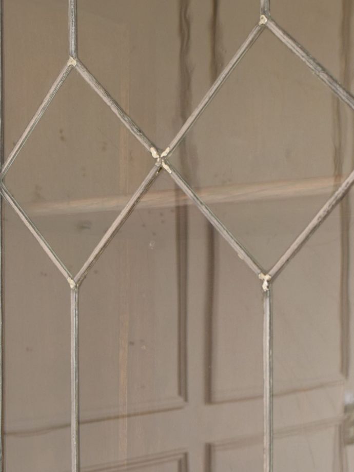 キャビネットの美しいガラス扉