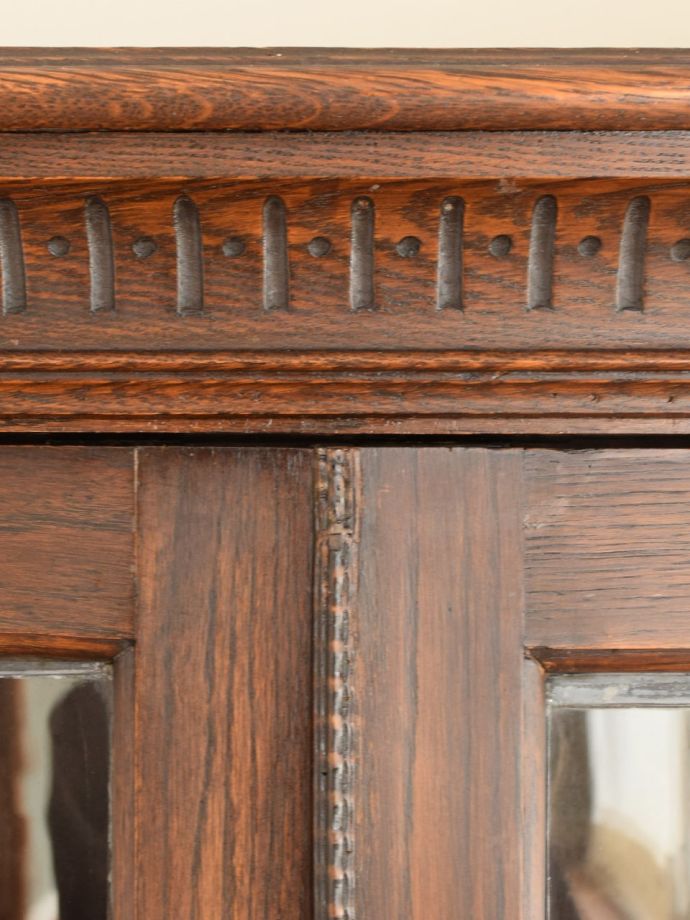 英国アンティーク家具らしい装飾