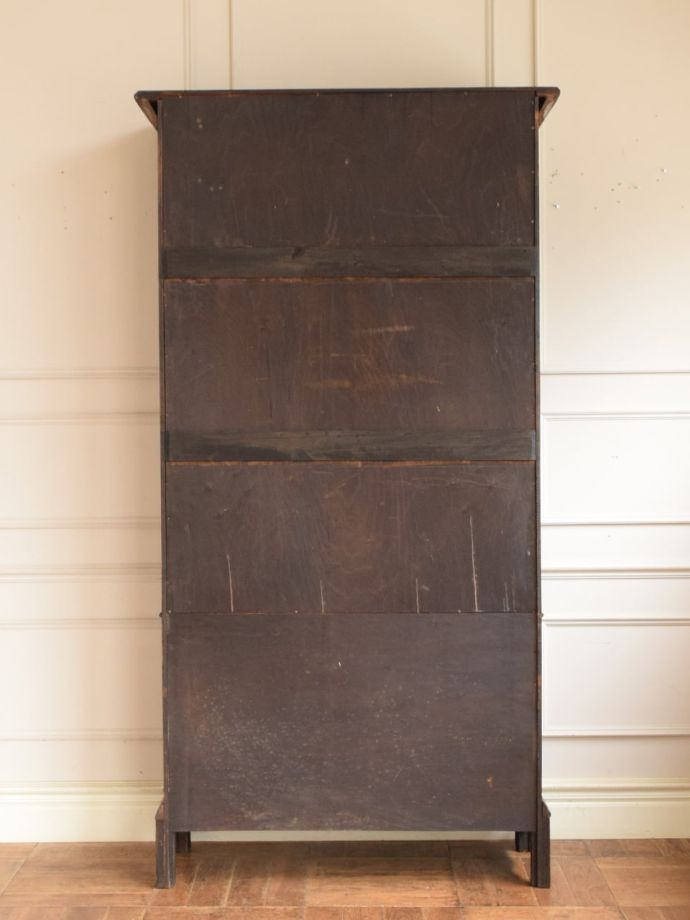 ガラスキャビネットの後ろ姿