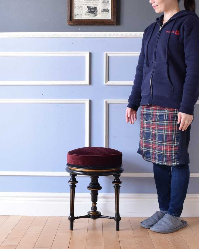 布座面 アンティーク チェア 彫りがたっぷりと施された3本脚が美しい、英国輸入のアンティークスツール。座ったり、飾ったり・・・お家のなかの様々シーンで活躍してくれるアンティークのスツール。(q-287-c)