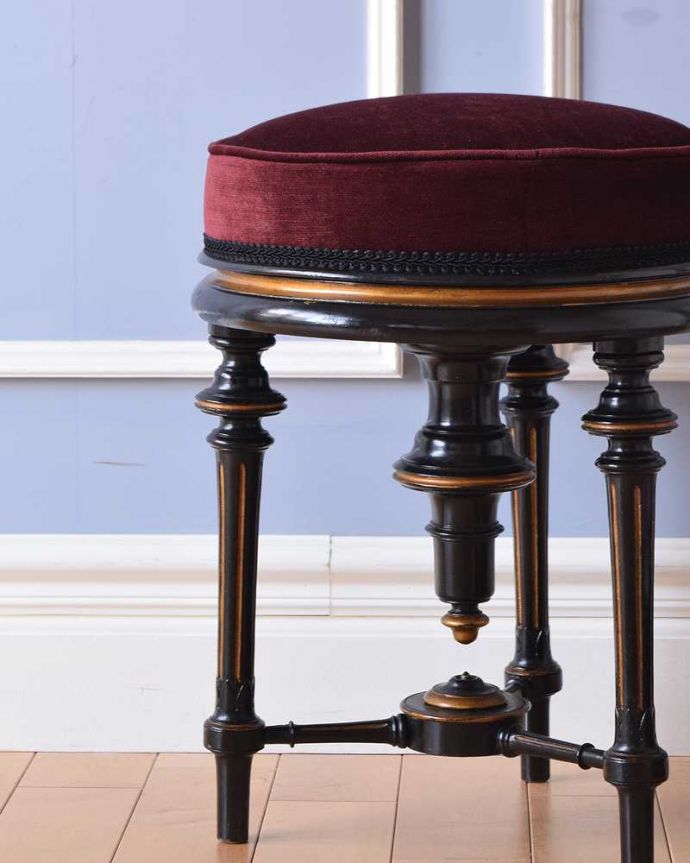 布座面 アンティーク チェア 彫りがたっぷりと施された3本脚が美しい、英国輸入のアンティークスツール。しっかり修復しましたアンティークなので経年変化によるキズはありますが、専門の職人が目立たないようキレイにお直しをしているので、安心してお使い下さい。(q-287-c)