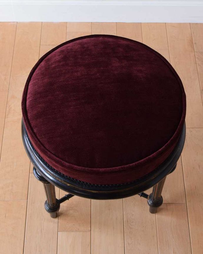 布座面 アンティーク チェア 彫りがたっぷりと施された3本脚が美しい、英国輸入のアンティークスツール。座面を上から見るとこんな感じ座面は布貼りなので、長時間座っても疲れません。(q-287-c)