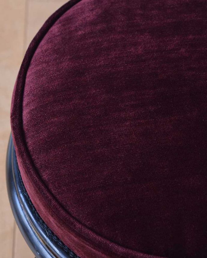 布座面 アンティーク チェア 彫りがたっぷりと施された3本脚が美しい、英国輸入のアンティークスツール。生地のセレクトにもこだわりました優雅なアンティークチェアの雰囲気をそのままに、一番似合う貼り座をじっくり選びました。(q-287-c)