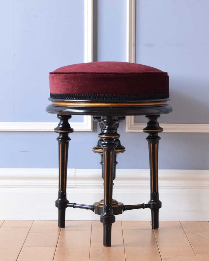 布座面 アンティーク チェア 彫りがたっぷりと施された3本脚が美しい、英国輸入のアンティークスツール。360度、どこから見ても美しい脚もしっかり組まれているのがわかります。(q-287-c)