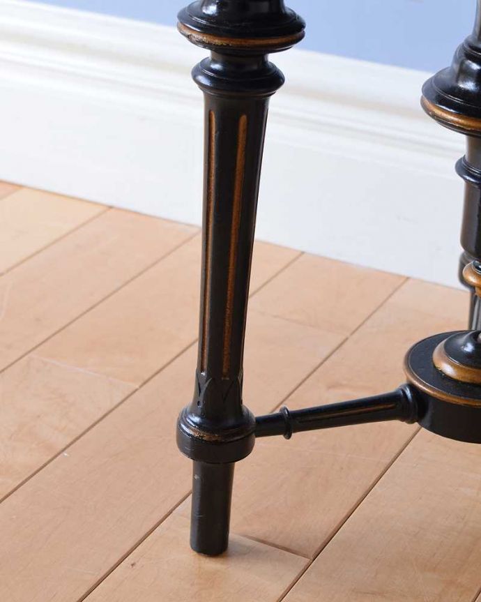 布座面 アンティーク チェア 彫りがたっぷりと施された3本脚が美しい、英国輸入のアンティークスツール。移動もラクラクの理由は…Handleではアンティークチェアの脚の裏にフェルトキーパーをお付けしています。(q-287-c)