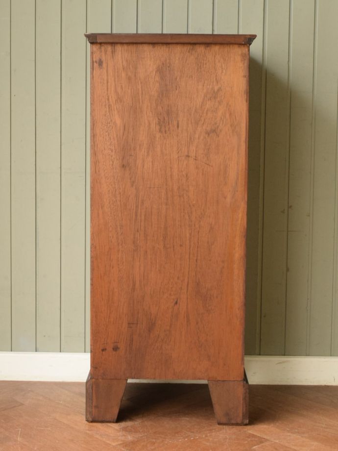 アンティークチェストの後ろ姿