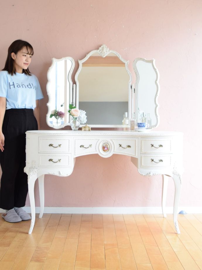 フランスのおしゃれなアンティークのドレッサー