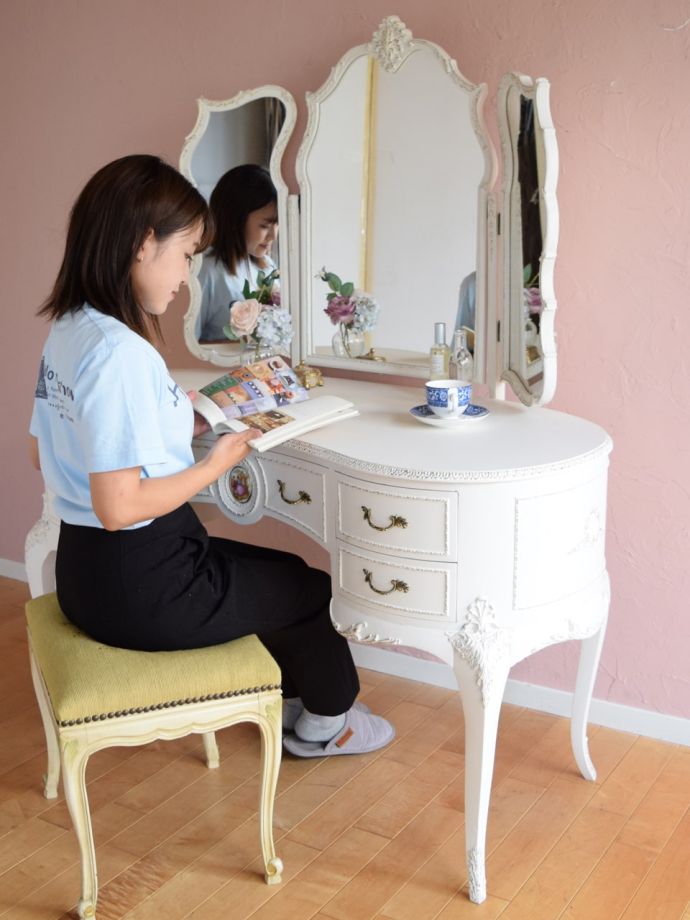 便利に使えるアンティークのドレッサー