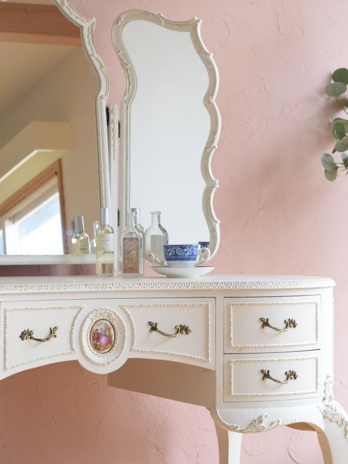 フランスらしいドレッサーの装飾