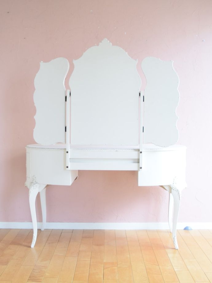 ドレッサーの後ろ姿