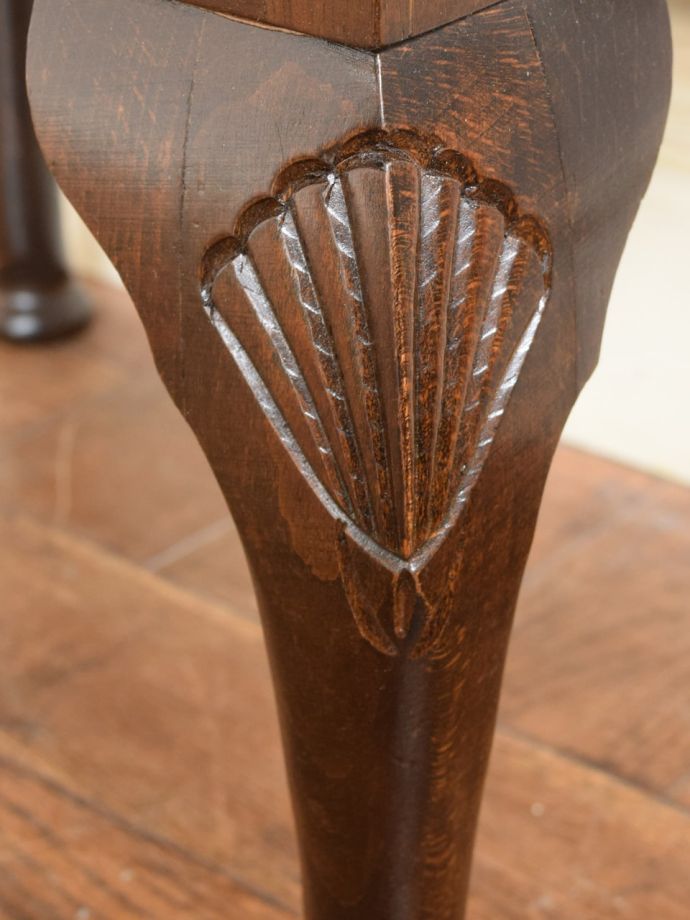 英国アンティーク家具らしい装飾