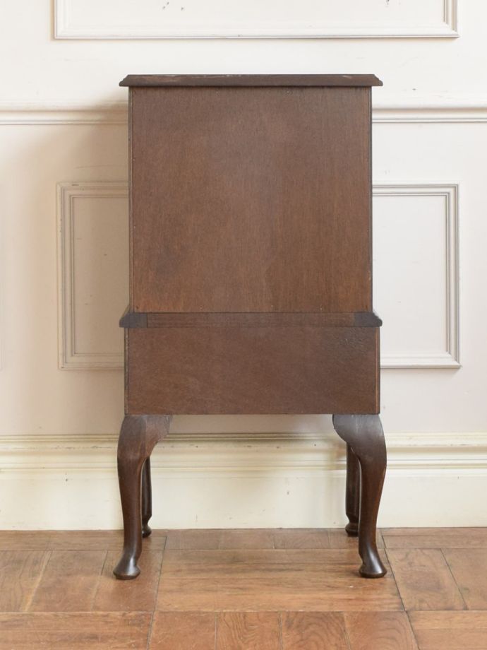 チェストの後ろ姿