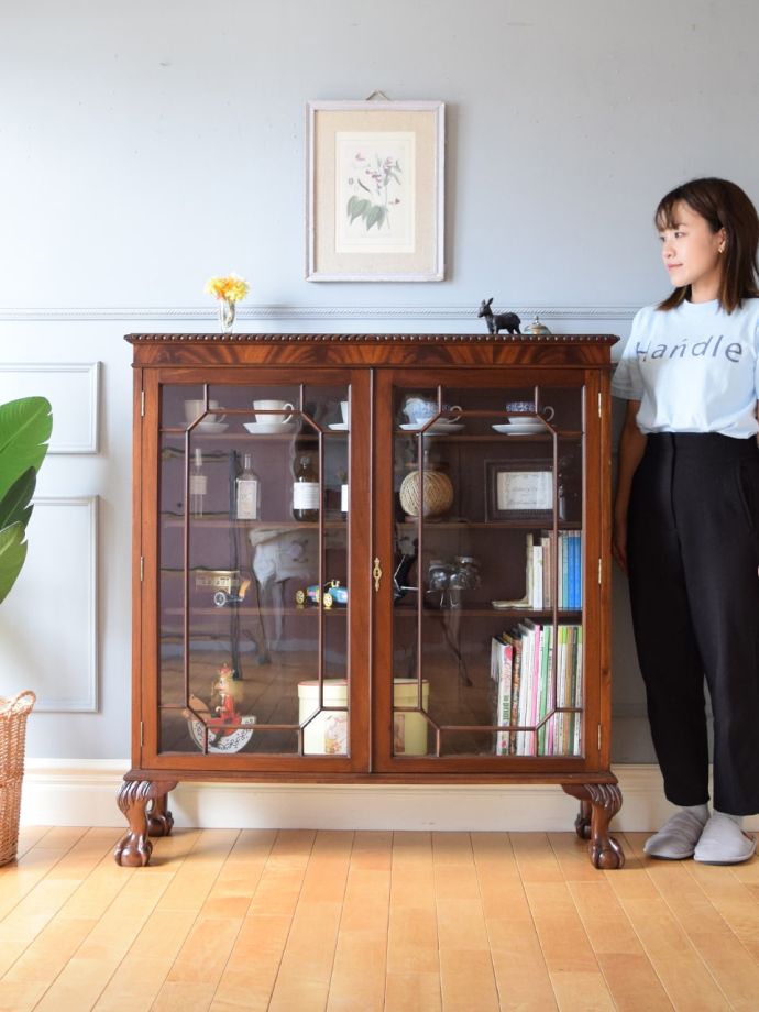 英国アンティークのキャビネット