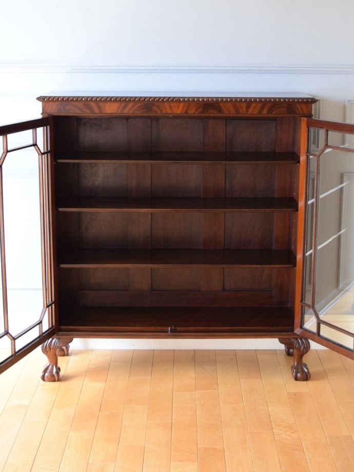 キャビネットの扉の中