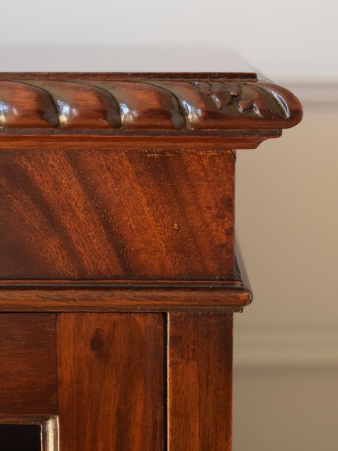 英国アンティーク家具らしい彫