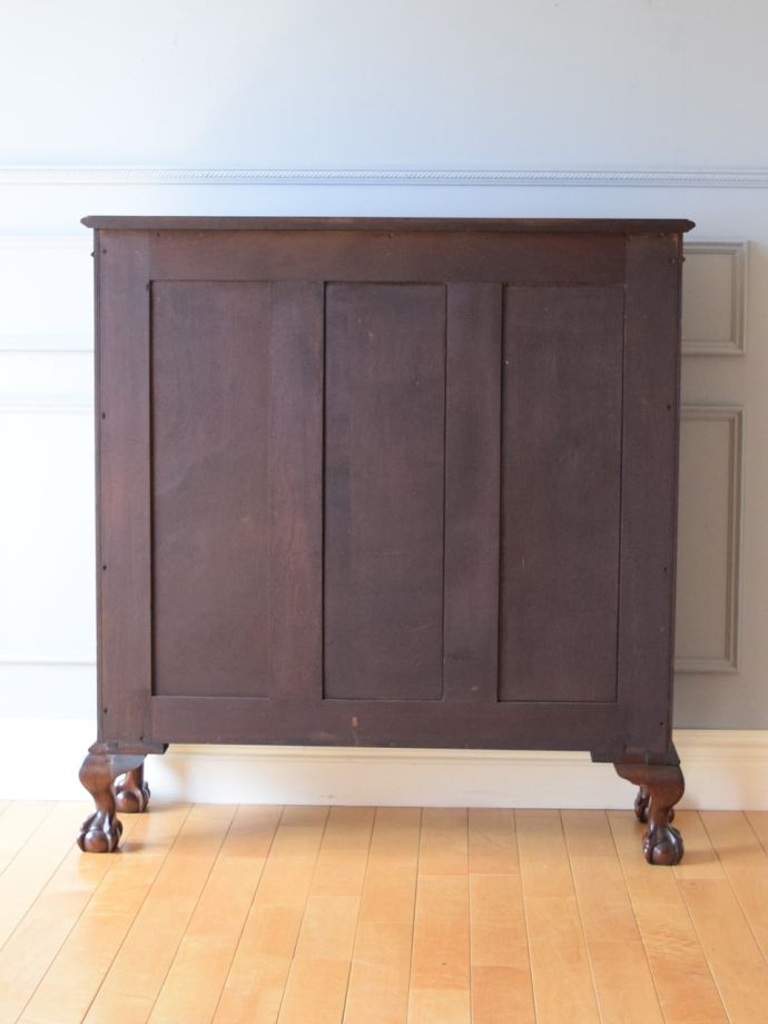 キャビネットの後ろ姿