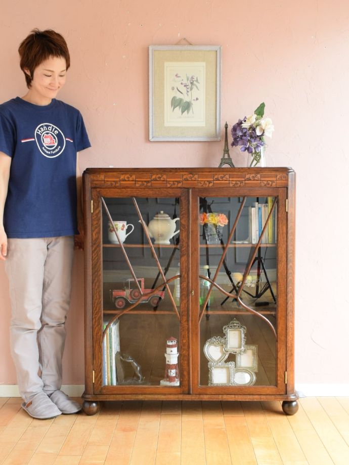 英国アンティークのキャビネット